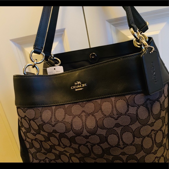 Authentic  COACH HANDBAG - Picture 6 of 8